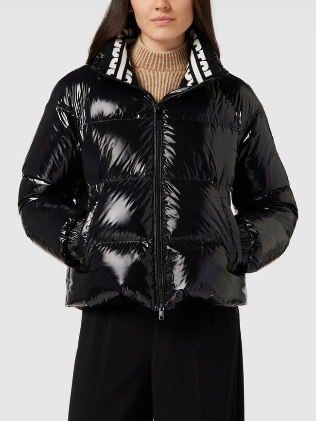 Marc Cain Daunenjacke In Glänzender Stepp-Optik - Schwarz 6 Marc Cain Daunenjacke In Glänzender Stepp-Optik - Schwarz – Bild 4