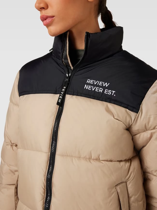 REVIEW Steppjacke Mit Kontrastbesatz Modell 'PUFFER' - Stein 5 REVIEW Steppjacke Mit Kontrastbesatz Modell 'PUFFER' - Stein – Bild 3