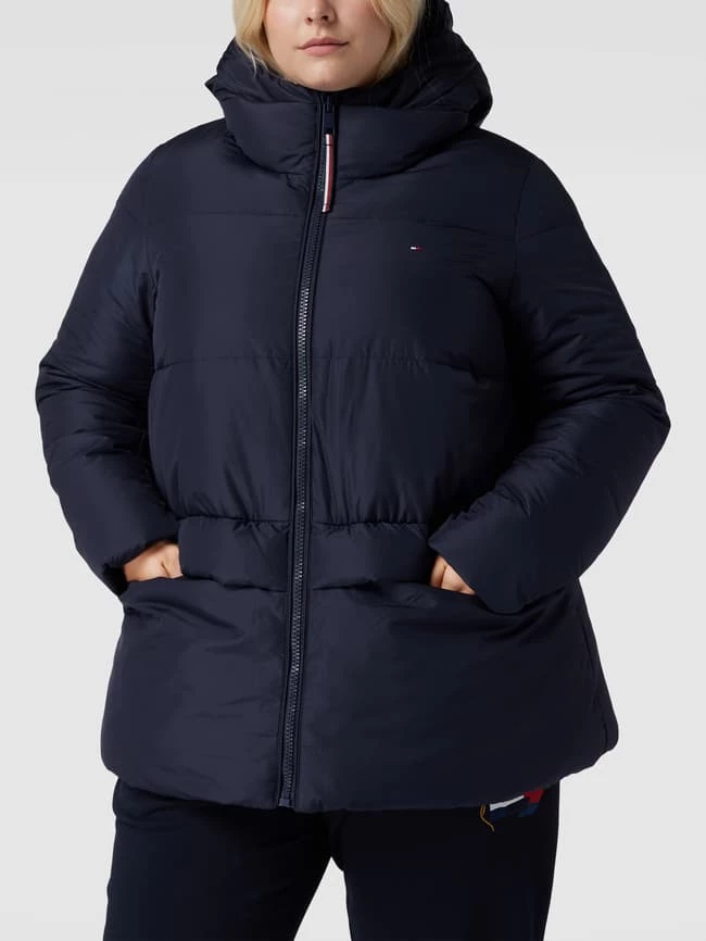 Tommy Hilfiger Curve PLUS SIZE Steppjacke Mit Label-Stitchings - Marineblau 6 Tommy Hilfiger Curve PLUS SIZE Steppjacke Mit Label-Stitchings - Marineblau – Bild 4