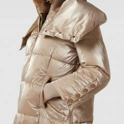 Guess Steppjacke In Glanz-Optik Modell 'MATHILDE' - Camel -WELLENSTEYN Shop 6d150gaj98skgi2b8h2k8d2464o4gj9n9co44caa8574slak9t446h9hapb4eja98l6jedad8go3eihh9p3jie1nc5hjgohm70o32c1k6crm2e9hcco34c35cgp32d326gojgo8