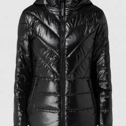 Calvin Klein Womenswear Steppjacke Mit Abnehmbarer Kapuze - Schwarz 8 Calvin Klein Womenswear Steppjacke Mit Abnehmbarer Kapuze - Schwarz -WELLENSTEYN Shop 6gsj0jqmah354d1i9h5jei248h2k4h2l65b58h25712kodih8t1kek2191a4okpk753jck289opkmcif6d3m2ob1c9gjccplcksjephkcgo34e1ocosj2opkc8p34eb66lij8c8