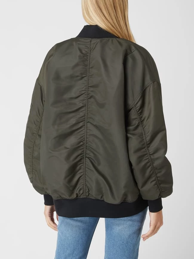 With Black Blouson Mit überschnittenen Schultern Modell 'Kally' - Olivgrün 7 With Black Blouson Mit überschnittenen Schultern Modell 'Kally' - Olivgrün – Bild 5