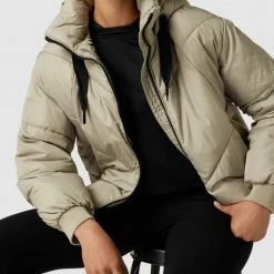 Vero Moda Outdoor Cropped Steppjacke Mit Reißverschlusstaschen - Stein 9 Vero Moda Outdoor Cropped Steppjacke Mit Reißverschlusstaschen - Stein -WELLENSTEYN Shop 6la30l9h9hakgiq675akqi9j6p5k2li375948la165730e9o9cp4ugif69ak8eaea0r52l256h64ochk68o3cdpncdh32dr670rj8dpkcks38o9gc8sjgcj671i30pj5chi66oo