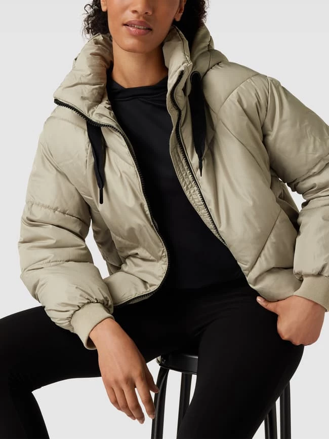 Vero Moda Outdoor Cropped Steppjacke Mit Reißverschlusstaschen - Stein 5 Vero Moda Outdoor Cropped Steppjacke Mit Reißverschlusstaschen - Stein – Bild 3