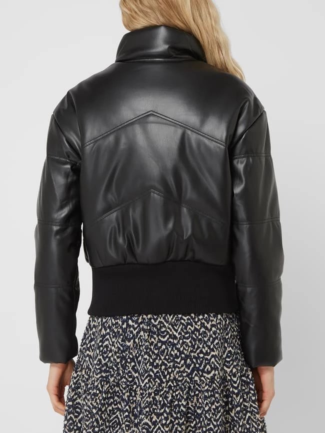 DKNY Jeans Blouson In Leder-Optik - Schwarz 7 DKNY Jeans Blouson In Leder-Optik - Schwarz – Bild 5