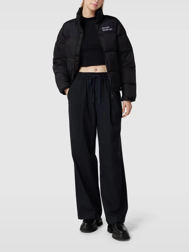 REVIEW Steppjacke Mit Kontrastbesatz Modell 'PUFFER' - Schwarz 3 REVIEW Steppjacke Mit Kontrastbesatz Modell 'PUFFER' - Schwarz