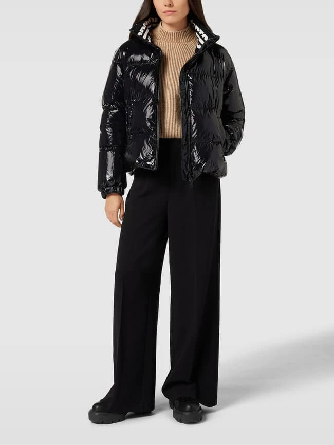 Marc Cain Daunenjacke In Glänzender Stepp-Optik - Schwarz 3 Marc Cain Daunenjacke In Glänzender Stepp-Optik - Schwarz