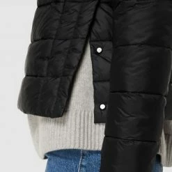 Marc O'Polo Steppjacke Mit Seitlichen Knopfleisten - Schwarz 9 Marc O'Polo Steppjacke Mit Seitlichen Knopfleisten - Schwarz -WELLENSTEYN Shop 75950chm9dakshi6691kek9j755kmk9l6l348hppap25ah2fah846dqcah8kejppa57l8jplap64oi1ga53m2e346go68d9i6cqmcphkc4s3ie3571hjce1hcko64dpicor34co