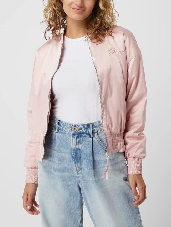 Guess Blouson Mit Message-Stickerei Modell 'Alexia' - Rosa 6 Guess Blouson Mit Message-Stickerei Modell 'Alexia' - Rosa – Bild 4