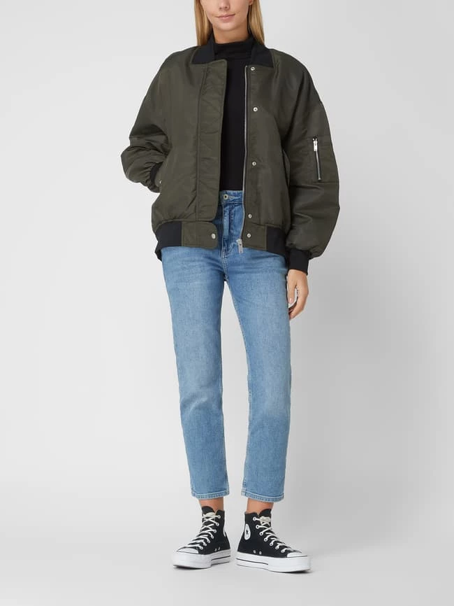 With Black Blouson Mit überschnittenen Schultern Modell 'Kally' - Olivgrün 3 With Black Blouson Mit überschnittenen Schultern Modell 'Kally' - Olivgrün