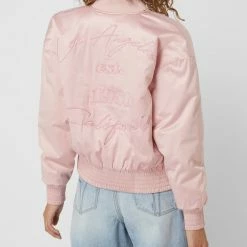 Guess Blouson Mit Message-Stickerei Modell 'Alexia' - Rosa 11 Guess Blouson Mit Message-Stickerei Modell 'Alexia' - Rosa -WELLENSTEYN Shop 894l8jq46t936jq66spjch1la57jegqj8la4uji589a4elhp6h134l1ha4o34ii59pa3achp693kadie6l3j8chm6cr3gcpo60s3copk61j3goj174s66cpl6tim4p9nccsj4dg