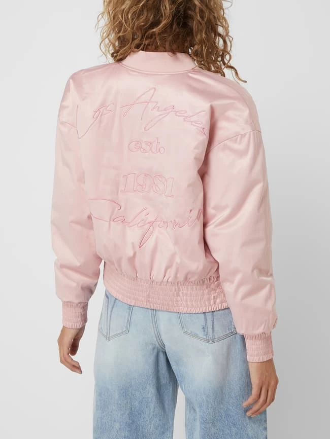 Guess Blouson Mit Message-Stickerei Modell 'Alexia' - Rosa 7 Guess Blouson Mit Message-Stickerei Modell 'Alexia' - Rosa – Bild 5