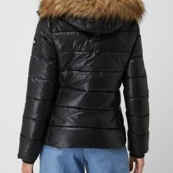 Pepe Jeans Steppjacke Mit Abnehmbarer Kapuze Modell 'June' - Wasserabweisend - Schwarz 11 Pepe Jeans Steppjacke Mit Abnehmbarer Kapuze Modell 'June' - Wasserabweisend - Schwarz -WELLENSTEYN Shop 896j8i9n657l2j9mako3cci68orj4ead6183ilid852kmdih85358i1o9ss4qlah6ko34jq58574skq3a4o6ce1j6koj2dpj6th34dhk64q3ge9jcco3ap9g64qjccr5cosm8cg