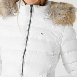 Tommy Jeans Steppjacke Mit Brand-Stitching Modell 'BASIC HOODED DOWN JACKET' - Weiß 9 Tommy Jeans Steppjacke Mit Brand-Stitching Modell 'BASIC HOODED DOWN JACKET' - Weiß -WELLENSTEYN Shop 8cp5cj1i8os4akaha4p4ad1h9cp56c2670o38c259la4egim9pa44k1i9t54ggim852kgcqf755k8l2ha4o34dho6ks64d9i64s34chkcgs68eb2c4rjccpgcco3gcj66spj8dg