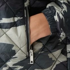 Frogbox Boxy Fit Steppjacke Mit Camouflage-Muster - Schwarz 9 Frogbox Boxy Fit Steppjacke Mit Camouflage-Muster - Schwarz -WELLENSTEYN Shop 8d4jeh1j9h9kaiq48l8l4ci96h230hac6cp4eihj65aj6hhk959j6kij6t33ikii9l3l2gih6h5l8h1m893jgc9gc4pm8or174sj8c9kcpi66eb664s3gp3160q66c32coojgog