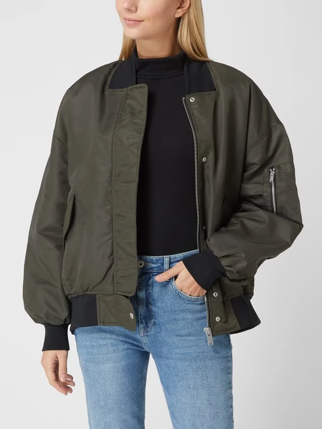 With Black Blouson Mit überschnittenen Schultern Modell 'Kally' - Olivgrün 6 With Black Blouson Mit überschnittenen Schultern Modell 'Kally' - Olivgrün – Bild 4