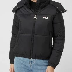 FILA Cropped Steppjacke Mit Abnehmbarer Kapuze Modell 'Bender' - Schwarz 10 FILA Cropped Steppjacke Mit Abnehmbarer Kapuze Modell 'Bender' - Schwarz -WELLENSTEYN Shop 8h9k2e2m916k2k229osjgjig9144gdih8t2jcha18t7kck2g98plcjq76h9jeja99d4j0gik8d634c1l94o30c9ocgr36dr6clh64d9kccqm2e1j6dh36e9h61hj0ob4c8rjido