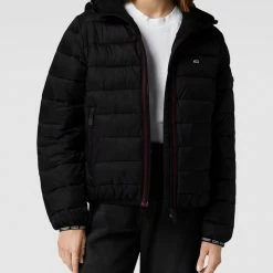 Tommy Jeans Steppjacke Mit Logo-Details - Schwarz 10 Tommy Jeans Steppjacke Mit Logo-Details - Schwarz -WELLENSTEYN Shop 8os5cgq7acp4gk2964o4ei9l9h34kiii6153ie2k8ss4me1ja54lal2a6tajcc1k9p54cl2m9l5l6dhk6t3j8db261hjcchn70rjcc1kckrm6e9mc5j3ac1i70s3gc1g6hj3ic8