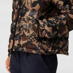 Marc Cain Steppjacke Mit Allover-Muster - Camel -WELLENSTEYN Shop 8osjge2m8h3kaiph995k6lib9l750dabah95cjak9osk2h9k84sk8h2398pkujab8l1kili99d1jghqe9so66d9pc8o64dr66dh3gdpk6di3ee35c9j32ob16cs3ed9l6him6e0