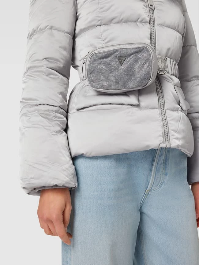 Guess Steppjacke In Glanz-Optik Modell 'GLITZY PUFFA' - Stein 5 Guess Steppjacke In Glanz-Optik Modell 'GLITZY PUFFA' - Stein – Bild 3