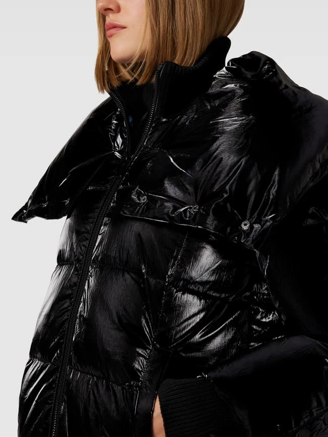 Guess Steppjacke In Glanz-Optik Modell 'MATHILDE' - Schwarz 5 Guess Steppjacke In Glanz-Optik Modell 'MATHILDE' - Schwarz – Bild 3