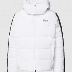 EA7 Emporio Armani Steppjacke Mit Label-Print Modell 'GIUBOTTO' - Offwhite 8 EA7 Emporio Armani Steppjacke Mit Label-Print Modell 'GIUBOTTO' - Offwhite -WELLENSTEYN Shop 8t54gi2e99a4mcih99952hi788rkuc2ea1944cil9t64sdqf6d350ca6ap6j0l2f9krjgdi89gr32jqja8o3cphj6gpj8d9hcpi36e1k6oom2ohoc4o34cpjccsm4d3674o62c0
