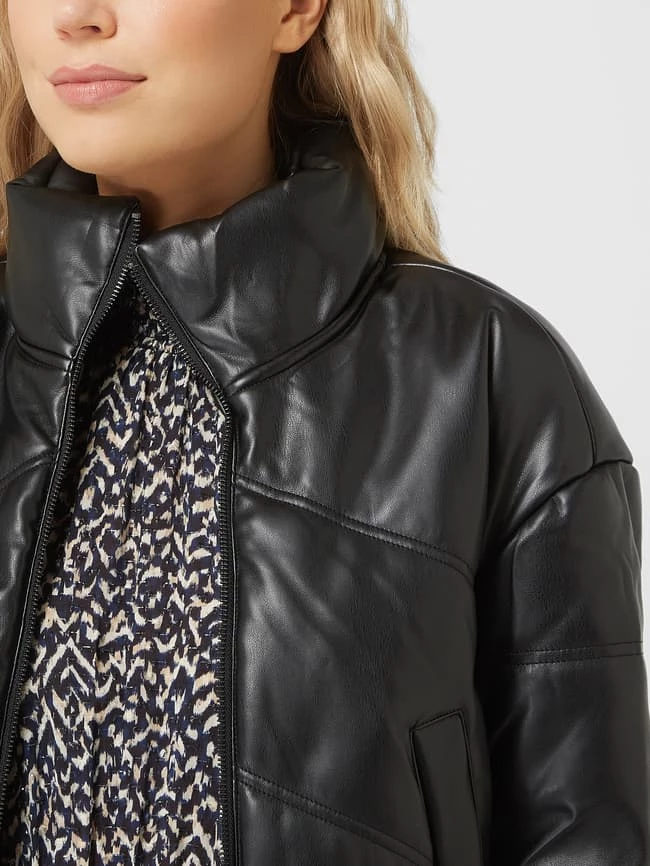 DKNY Jeans Blouson In Leder-Optik - Schwarz 5 DKNY Jeans Blouson In Leder-Optik - Schwarz – Bild 3