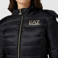 EA7 Emporio Armani Steppjacke Mit Label-Print Modell 'GIUBOTTO' - Schwarz 9 EA7 Emporio Armani Steppjacke Mit Label-Print Modell 'GIUBOTTO' - Schwarz -WELLENSTEYN Shop 9d8k4hi5859k4kpo95558d288h832h2e9p7keg9g74okig9oad3kol26852lciilal84ediha96kqc1h6p3j8ohk65im6dr574r3cc1kc8r3ge9o6li3cc3568p36p1ncopjco8