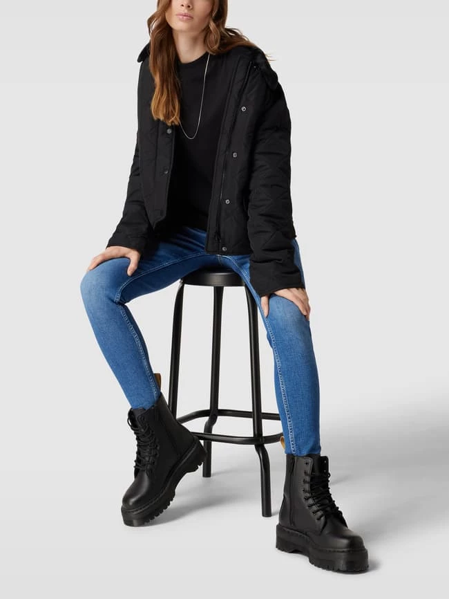 NA-KD Steppjacke Mit Kunstfellkragen - Schwarz 3 NA-KD Steppjacke Mit Kunstfellkragen - Schwarz