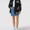 Tommy Jeans Oversized College-Jacke Mit Label-Patches - Schwarz 2 Tommy Jeans Oversized College-Jacke Mit Label-Patches - Schwarz -WELLENSTEYN Shop 9gojeg9ka9ak2jqf88r4aihn6kqkeja3aoql4ipi9h7lcd228h13ijho9srjal239gq58l2261554gij9h3j8e1k6kq38c1gc8oj2c9k6ti3eoj660sjccr66cr38p1j6dhjico
