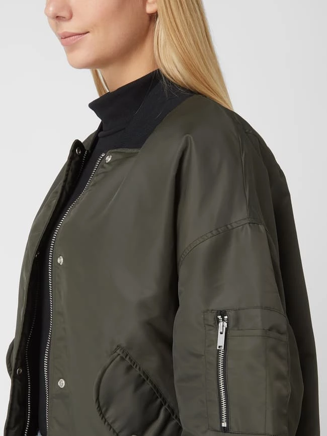 With Black Blouson Mit überschnittenen Schultern Modell 'Kally' - Olivgrün 5 With Black Blouson Mit überschnittenen Schultern Modell 'Kally' - Olivgrün – Bild 3