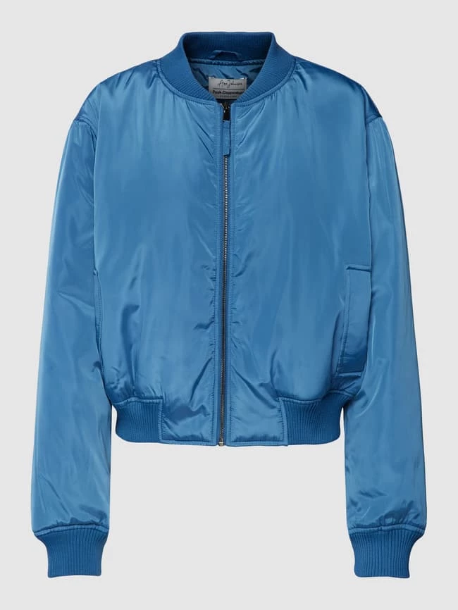 Ana Johnson X P&C Cropped Bomberjacke Mit Eingrifftaschen - Ana Johnson X P&C - Blau 4 Ana Johnson X P&C Cropped Bomberjacke Mit Eingrifftaschen - Ana Johnson X P&C - Blau – Bild 2