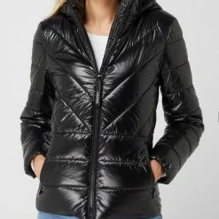 Calvin Klein Womenswear Steppjacke Mit Abnehmbarer Kapuze - Schwarz 10 Calvin Klein Womenswear Steppjacke Mit Abnehmbarer Kapuze - Schwarz -WELLENSTEYN Shop 9h54ak9pal6l0laf992jckqa6h830khpacrkmea3991keia1ap2jcjhl9d75ahieaoqlahhn855l4c9m9go3gchnc4rjae9n6gqjedhkc8rj8ohlc4s3ge1m6th32phkckp32p8