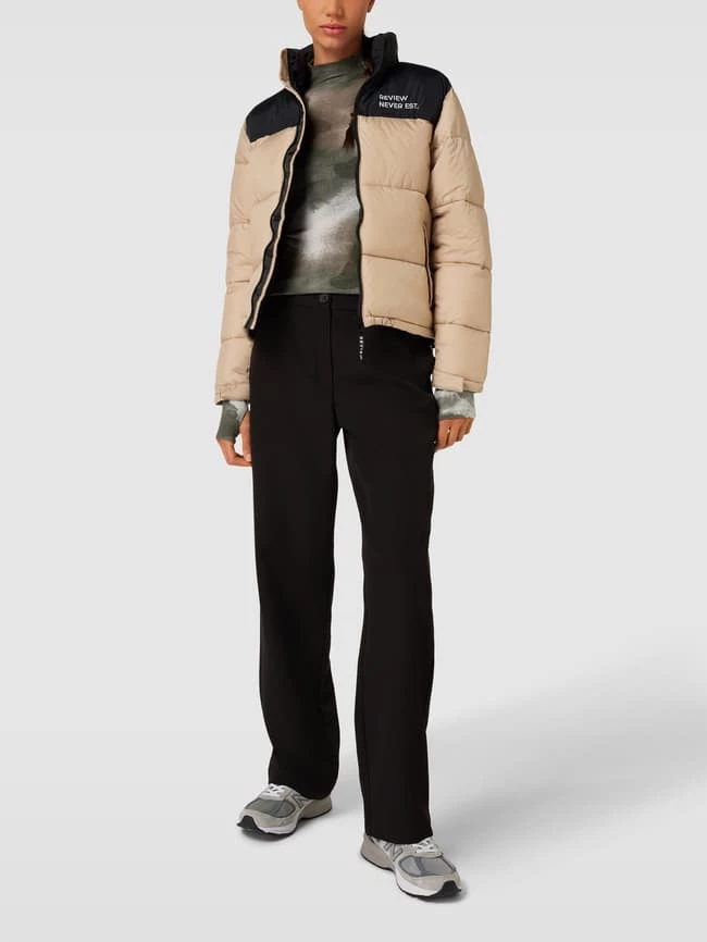 REVIEW Steppjacke Mit Kontrastbesatz Modell 'PUFFER' - Stein 3 REVIEW Steppjacke Mit Kontrastbesatz Modell 'PUFFER' - Stein