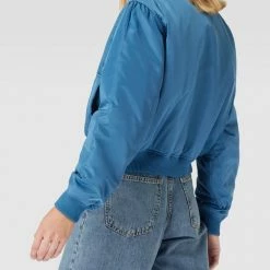 Ana Johnson X P&C Cropped Bomberjacke Mit Eingrifftaschen - Ana Johnson X P&C - Blau 11 Ana Johnson X P&C Cropped Bomberjacke Mit Eingrifftaschen - Ana Johnson X P&C - Blau -WELLENSTEYN Shop 9l34qhi8759kgcq674r48kaj8l8j6jil60sj2j9p6hakmja46t64adho9l34glhma15l2cqi95138jal953m2cj66hij6ohn6opj4p9k74r3eeb2c4s3coj4chj64d9m6lij4co