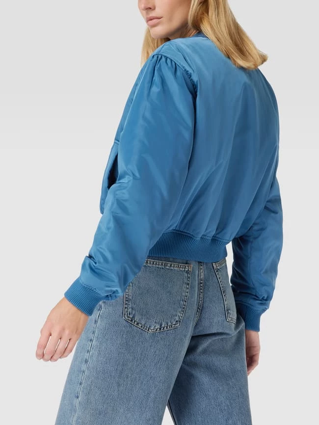 Ana Johnson X P&C Cropped Bomberjacke Mit Eingrifftaschen - Ana Johnson X P&C - Blau 7 Ana Johnson X P&C Cropped Bomberjacke Mit Eingrifftaschen - Ana Johnson X P&C - Blau – Bild 5