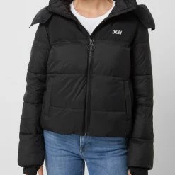 DKNY PERFORMANCE Steppjacke Mit Abnehmbarer Kapuze - Schwarz 12 DKNY PERFORMANCE Steppjacke Mit Abnehmbarer Kapuze - Schwarz -WELLENSTEYN Shop a0sjegpm6cp42ca18t950j1pa524mj9n9ks50iic9l9jik2l8p93ei2f8524gda7a1250c2d6l0jad2d6go36dhm68q3aor6c8p36dpk64pjae3560ojecr36phjecb5cks3ce8