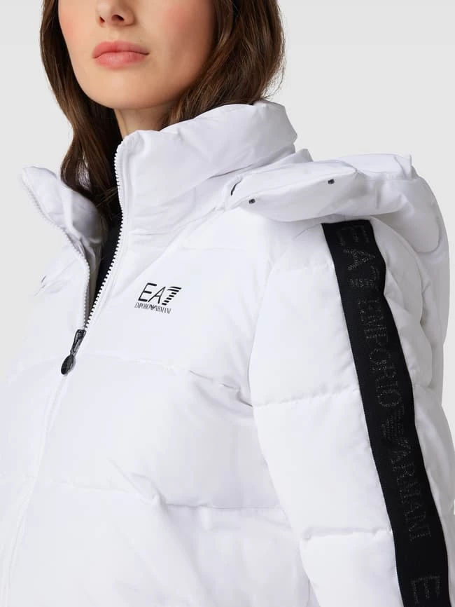 EA7 Emporio Armani Steppjacke Mit Label-Print Modell 'GIUBOTTO' - Offwhite 5 EA7 Emporio Armani Steppjacke Mit Label-Print Modell 'GIUBOTTO' - Offwhite – Bild 3
