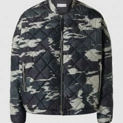 Frogbox Boxy Fit Steppjacke Mit Camouflage-Muster - Schwarz 8 Frogbox Boxy Fit Steppjacke Mit Camouflage-Muster - Schwarz -WELLENSTEYN Shop a1556l2k9p64ge2a9133aja190o4chqb8oq3ij2970qkshqh68s30kpp6p74gj9m84s5cdqa8h3j6d2fal3jidr36dgm2cr3cphj2chk6hi3ae9o6lim2p1h6kqj6d35ckoj2dg