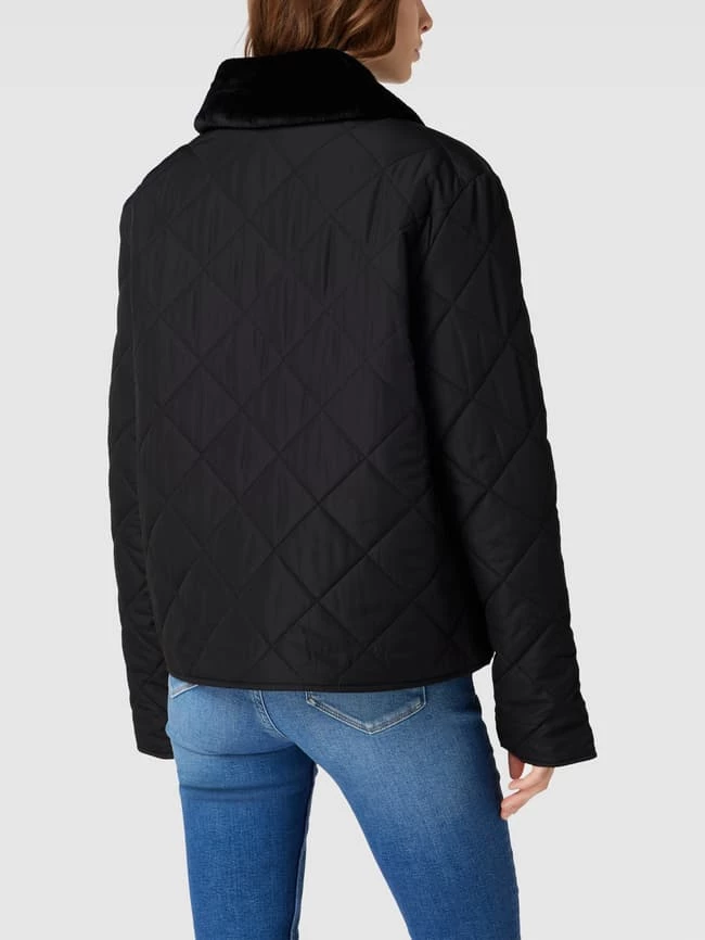 NA-KD Steppjacke Mit Kunstfellkragen - Schwarz 7 NA-KD Steppjacke Mit Kunstfellkragen - Schwarz – Bild 5