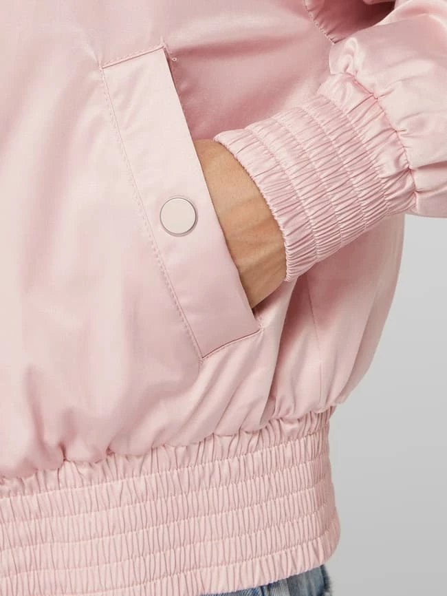 Guess Blouson Mit Message-Stickerei Modell 'Alexia' - Rosa 5 Guess Blouson Mit Message-Stickerei Modell 'Alexia' - Rosa – Bild 3