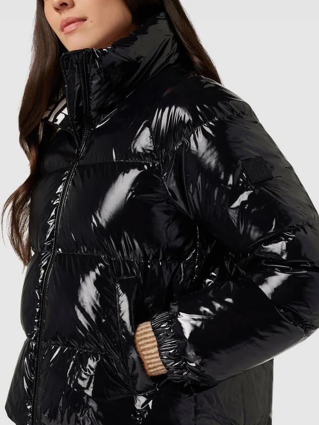 Marc Cain Daunenjacke In Glänzender Stepp-Optik - Schwarz 5 Marc Cain Daunenjacke In Glänzender Stepp-Optik - Schwarz – Bild 3