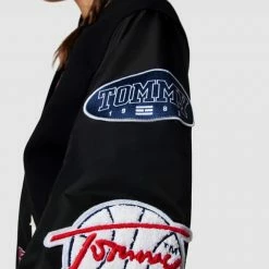 Tommy Jeans Oversized College-Jacke Mit Label-Patches - Schwarz 9 Tommy Jeans Oversized College-Jacke Mit Label-Patches - Schwarz -WELLENSTEYN Shop acpjgh1h98s4gcqha94k2ci26194glhn8go4kii98d14adhma92kgjqm9takke2iaor4oiqf8co3aiia74o36c1h6srj8cb568p68p1kcorjee9m6kr3cphjc4om8p31chgjcd8
