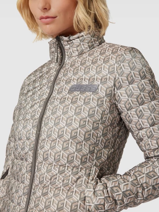 Guess Activewear Steppjacke Mit Allover-Muster Modell 'EIREEN' - Hellgrau 5 Guess Activewear Steppjacke Mit Allover-Muster Modell 'EIREEN' - Hellgrau – Bild 3