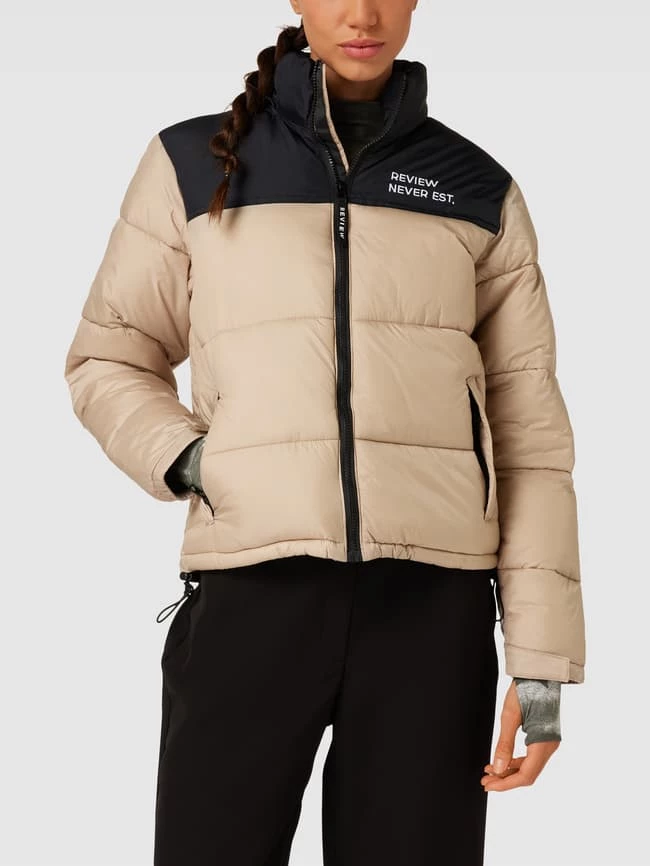 REVIEW Steppjacke Mit Kontrastbesatz Modell 'PUFFER' - Stein 6 REVIEW Steppjacke Mit Kontrastbesatz Modell 'PUFFER' - Stein – Bild 4