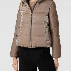 Comma Steppjacke Mit Stehkragen - Taupe 10 Comma Steppjacke Mit Stehkragen - Taupe -WELLENSTEYN Shop ako50jq4agp32khl9da3adq86p3j8chk911jedidakr30iai74skajaj6pb42iq498sk8gho8l6j2ja96p3jacj16cr3icb3corm8o9kcdijce9kcgsm6p9g6phmccb16kom6o8