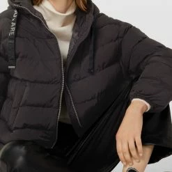 Fuchs Schmitt Steppjacke Mit Label-Detail - Schwarz -WELLENSTEYN Shop aooj8l1ga50jekpka99j8ja990okmh1iadb54h2l9t1jglhi65156haea933icqd6h5k4gi18t858gia84o3eoj1c8pjgc1mcdh68d9k6him4e1p6go32c9oclhj0pj564p3gcg