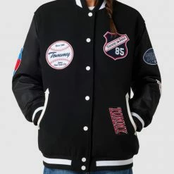 Tommy Jeans Oversized College-Jacke Mit Label-Patches - Schwarz 10 Tommy Jeans Oversized College-Jacke Mit Label-Patches - Schwarz -WELLENSTEYN Shop ap1jekic6hak4c1o6t8koc2b8gp5ahpj8gpl6gpk9t4kcjpia95k2iac7124shhj8p15ciho8opkoghi6so6ccb160pjep9jckqjgp1kcgp34o9ncpj30p9p6gpjicj470qm8d0